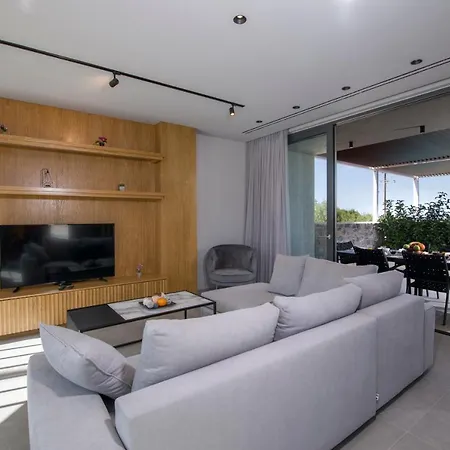 Xenias Luxury Villa *